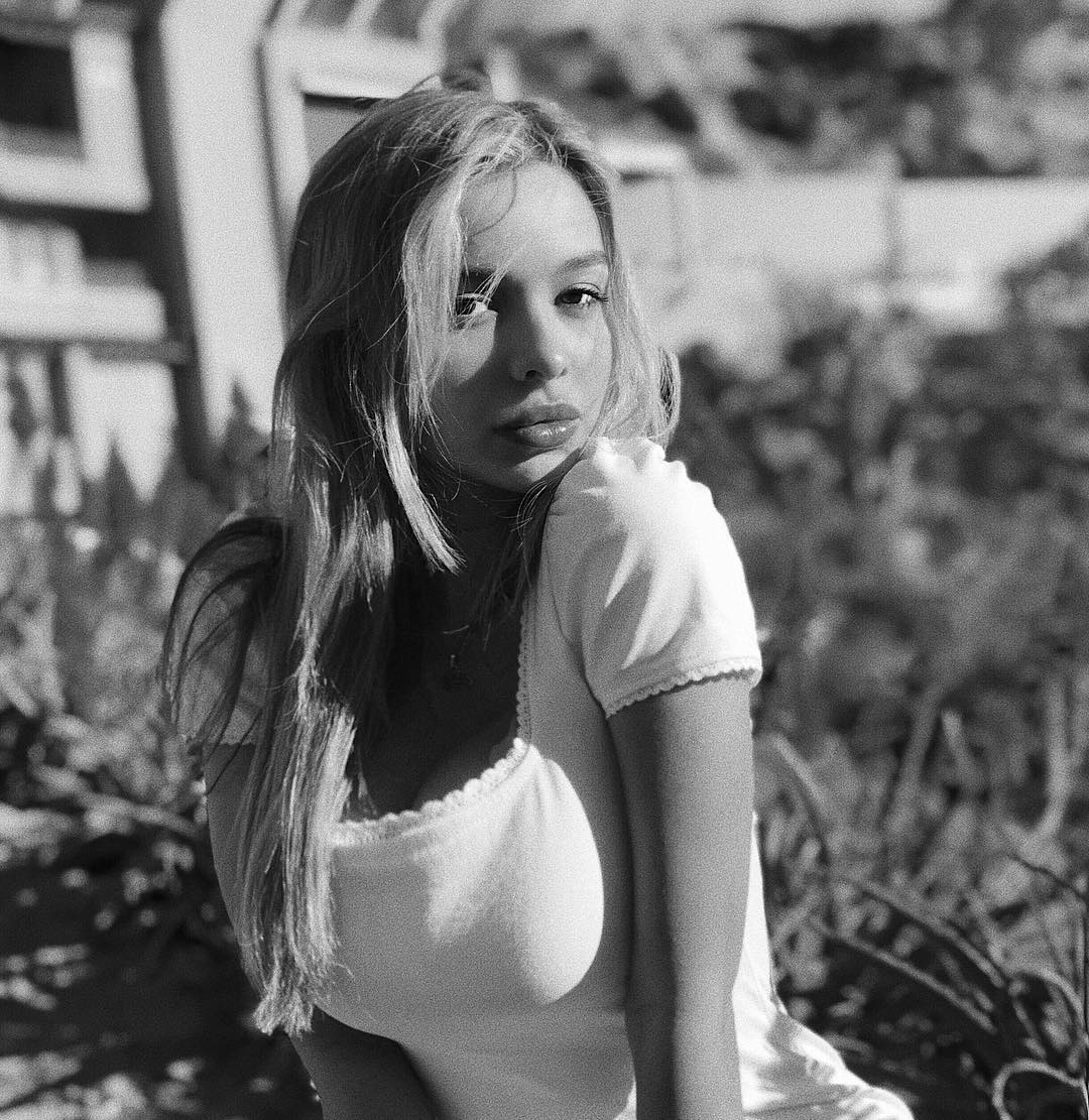 Goddess Sophie Mudd Amazing Pretty Face and Huge Boobs Pictures