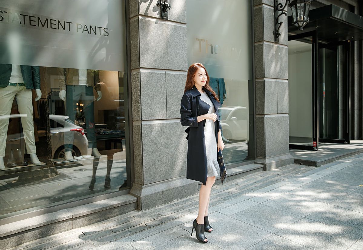 Kim Min Young Street Legs Picture and Photo 1