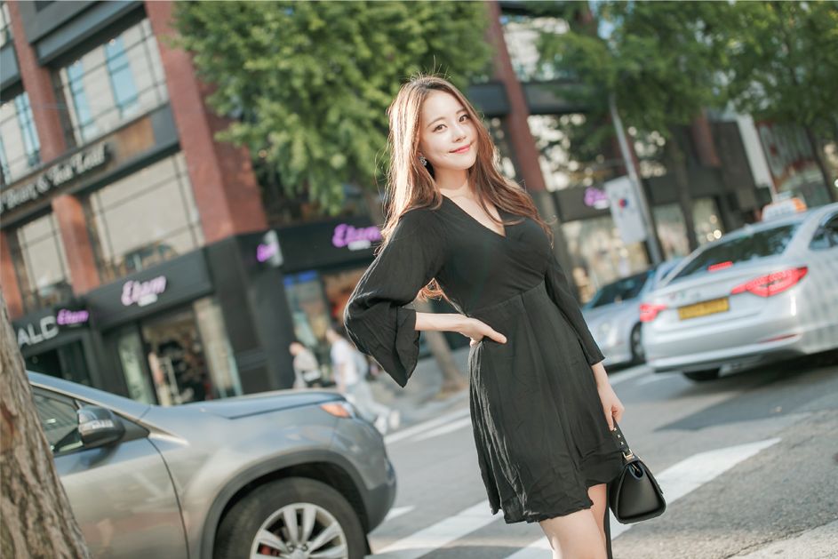 Kim Min Young Street Legs Picture and Photo 1