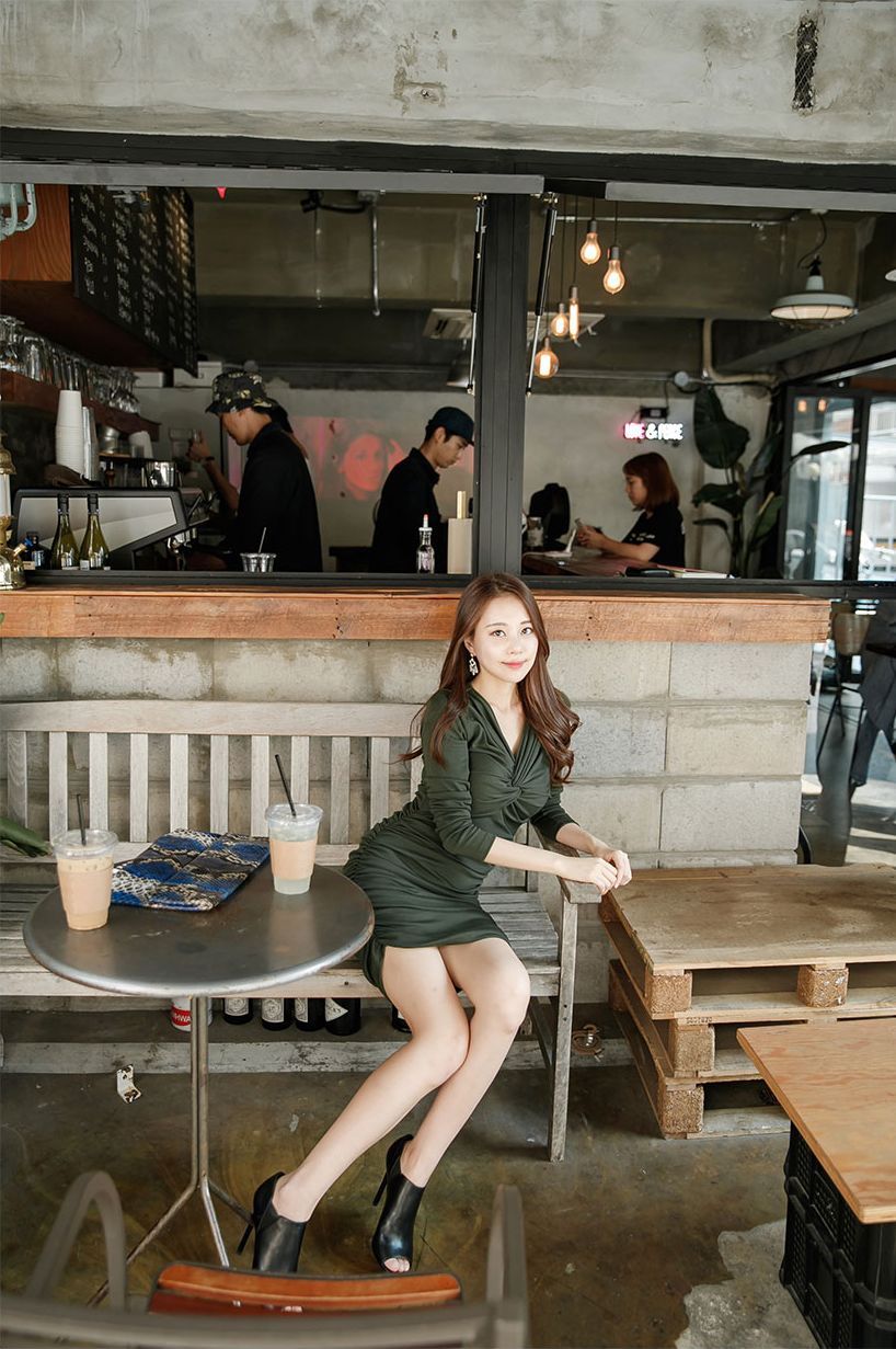 Kim Min Young Street Legs Picture and Photo 1