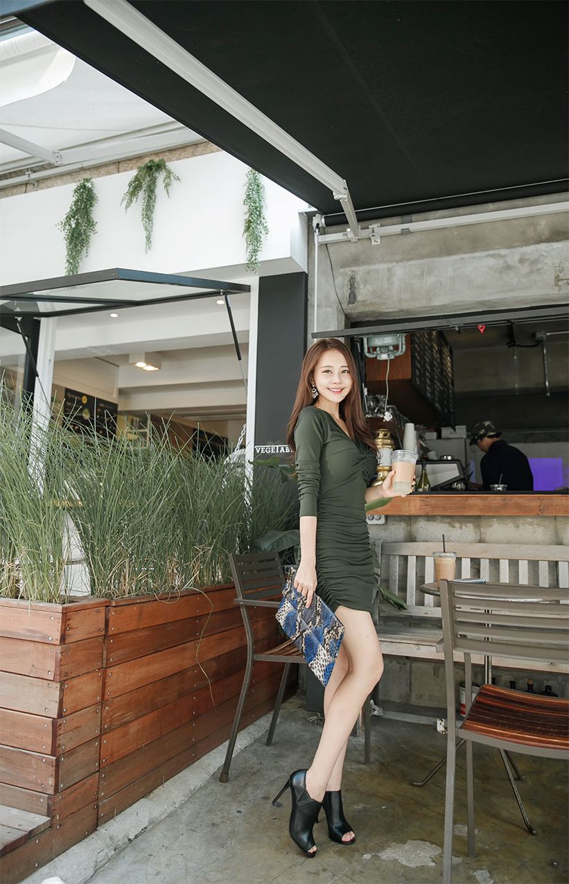 Kim Min Young Street Legs Picture and Photo 1