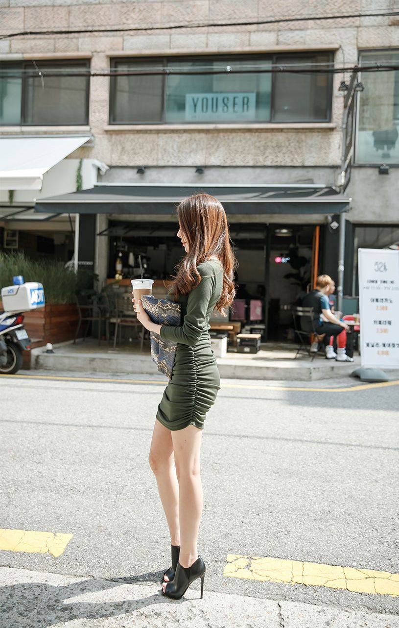 Kim Min Young Street Legs Picture and Photo 1