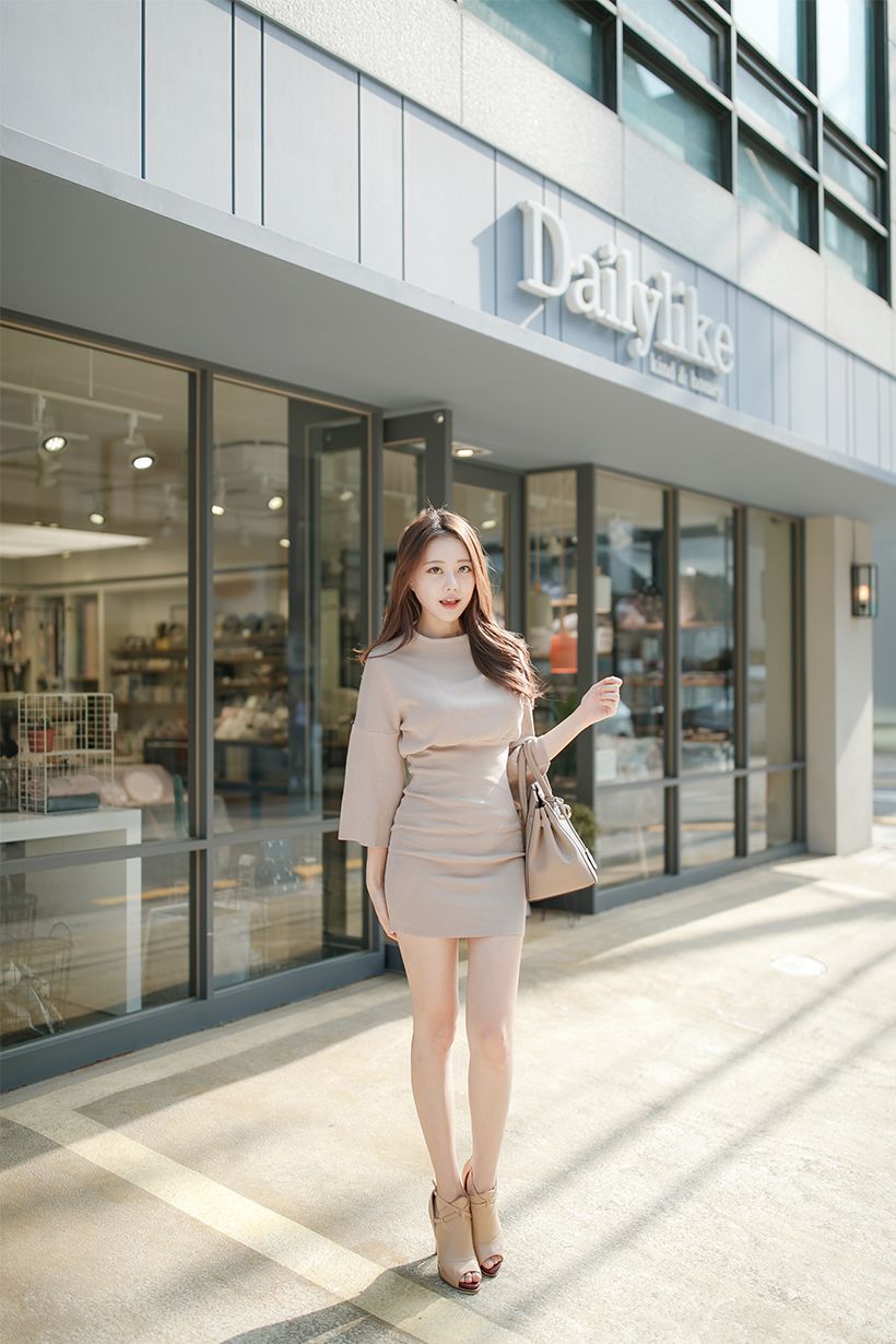 Kim Min Young Street Legs Picture and Photo 1