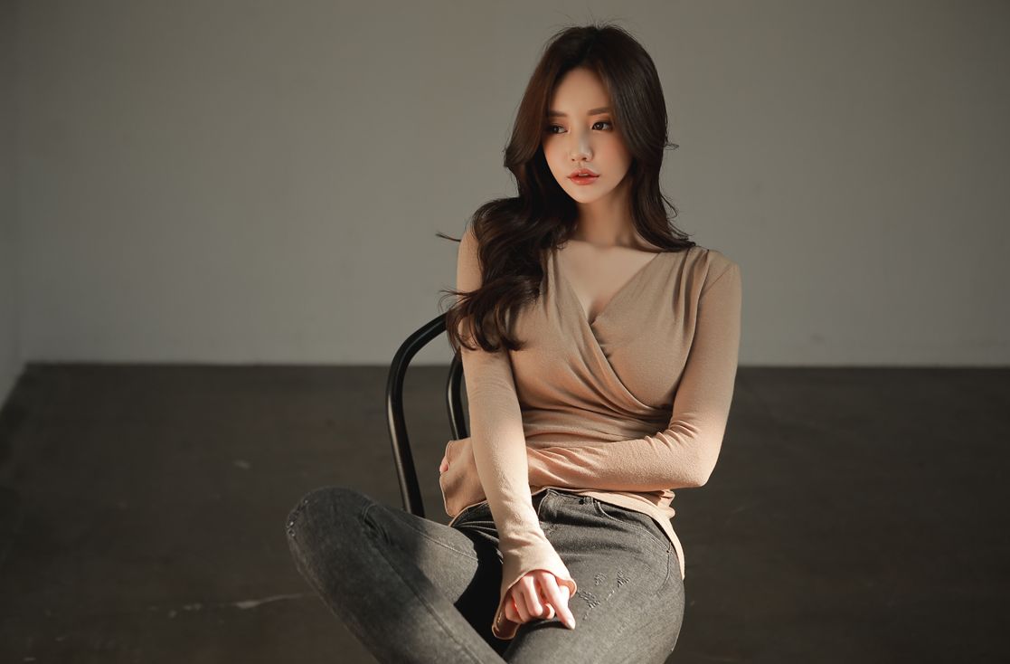 Son Yoon Joo 2017 Beautiful Legs Temperament Picture and Photo