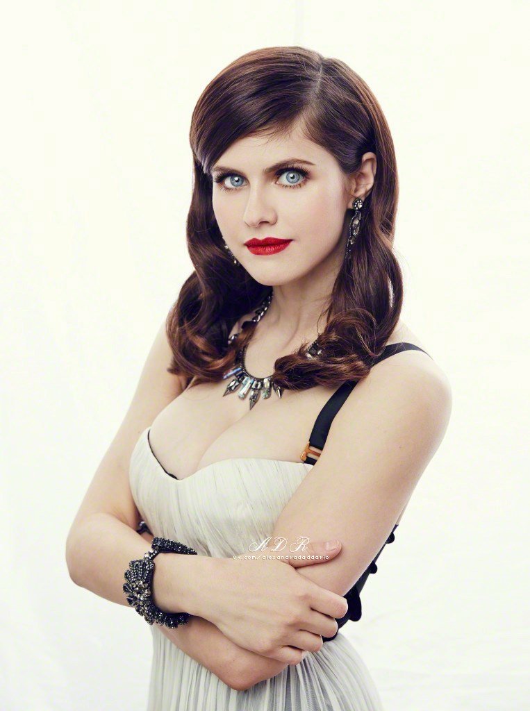 Alexandra Daddario Big Boobs Picture and Photo