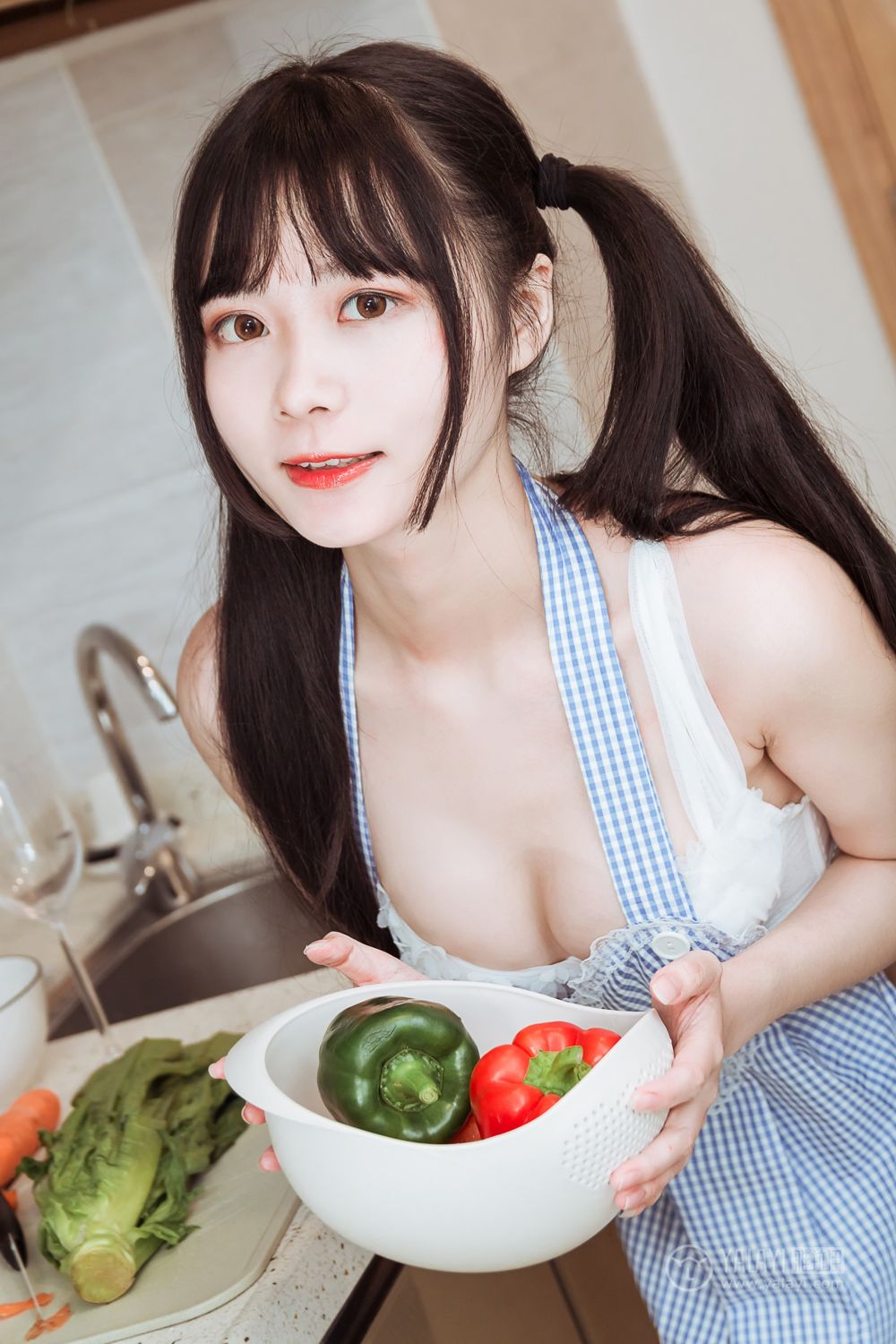 YALAYI Vol. 204 Delicious Kitchen Girl