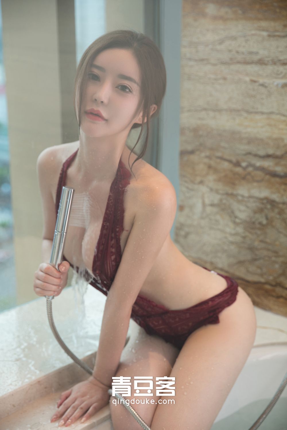 QingDouKe – Dong Man’s Black and Red Bikini