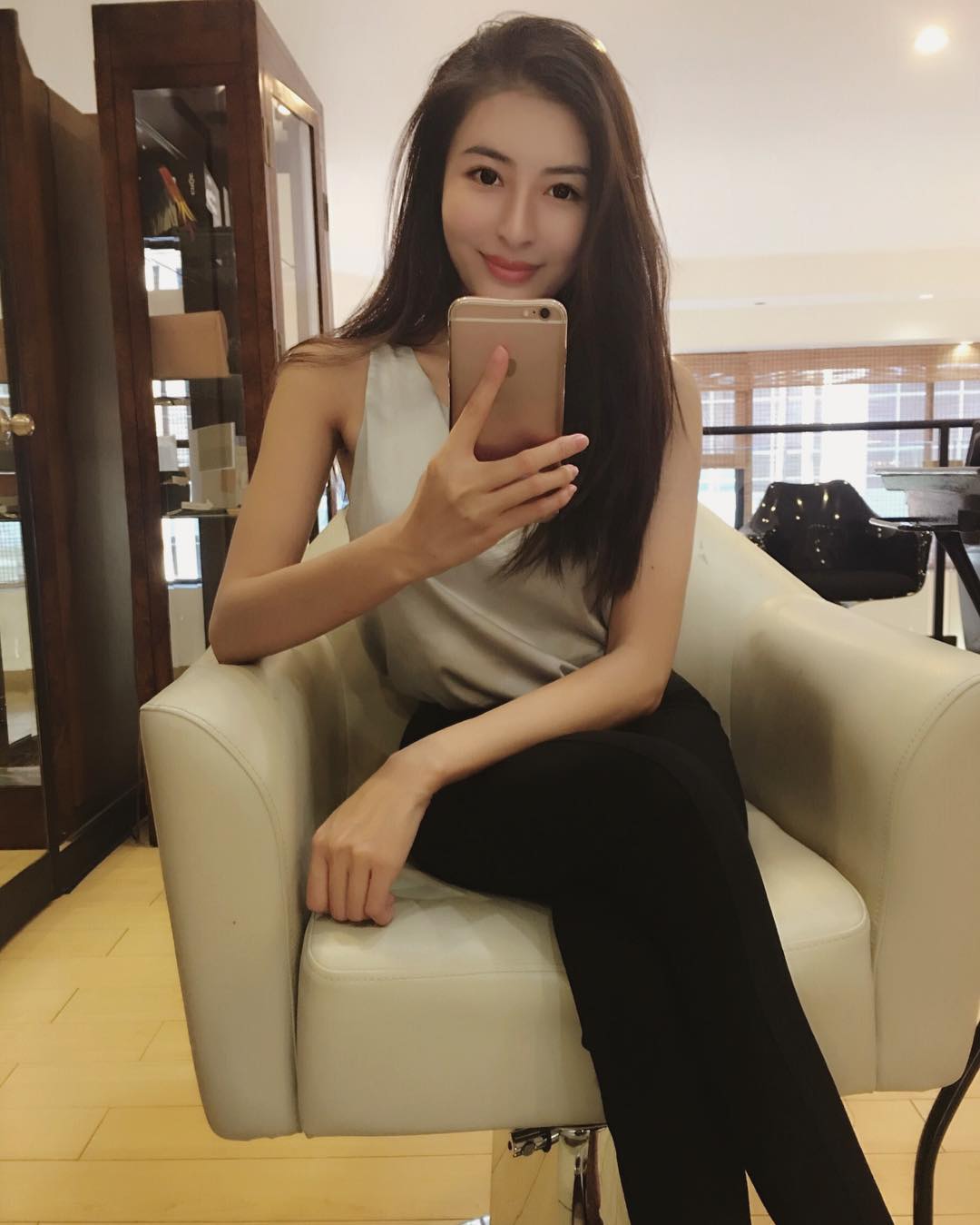 Jessica Hkusau Slim Beautiful Legs Picture and Photo