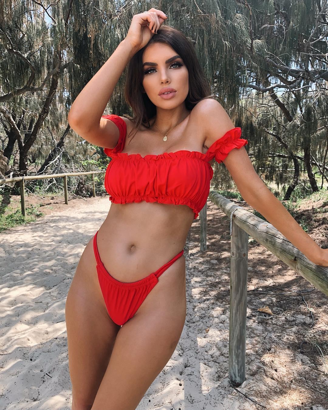 Nicole Thorne Sexy Bikini Picture and Photo