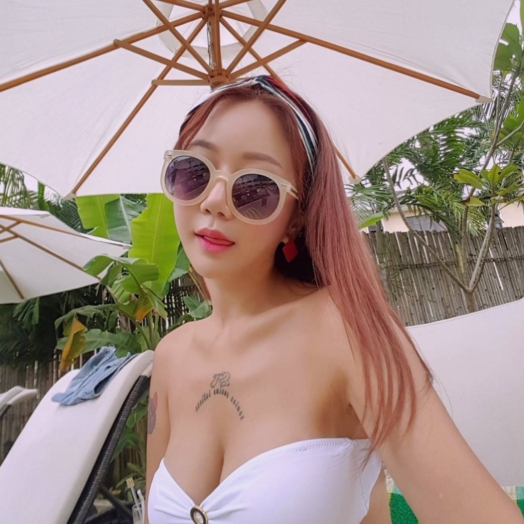 Lee Hyo Hee Big Boobs Bikini Picture and Photo