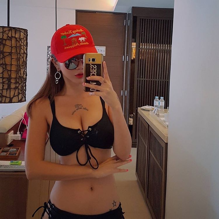 Lee Hyo Hee Big Boobs Bikini Picture and Photo