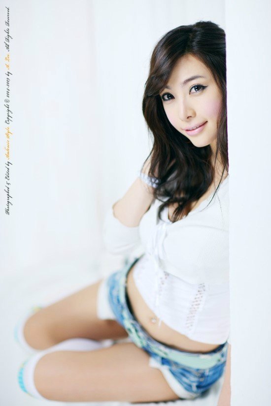 Koearn BJ Cho Si Hee High Definition Picture and Photo