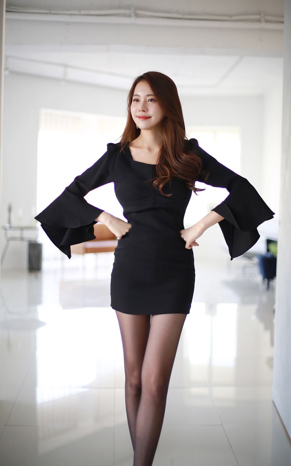 Kim Min Young Black Lace and Legs Picture and Photo 2