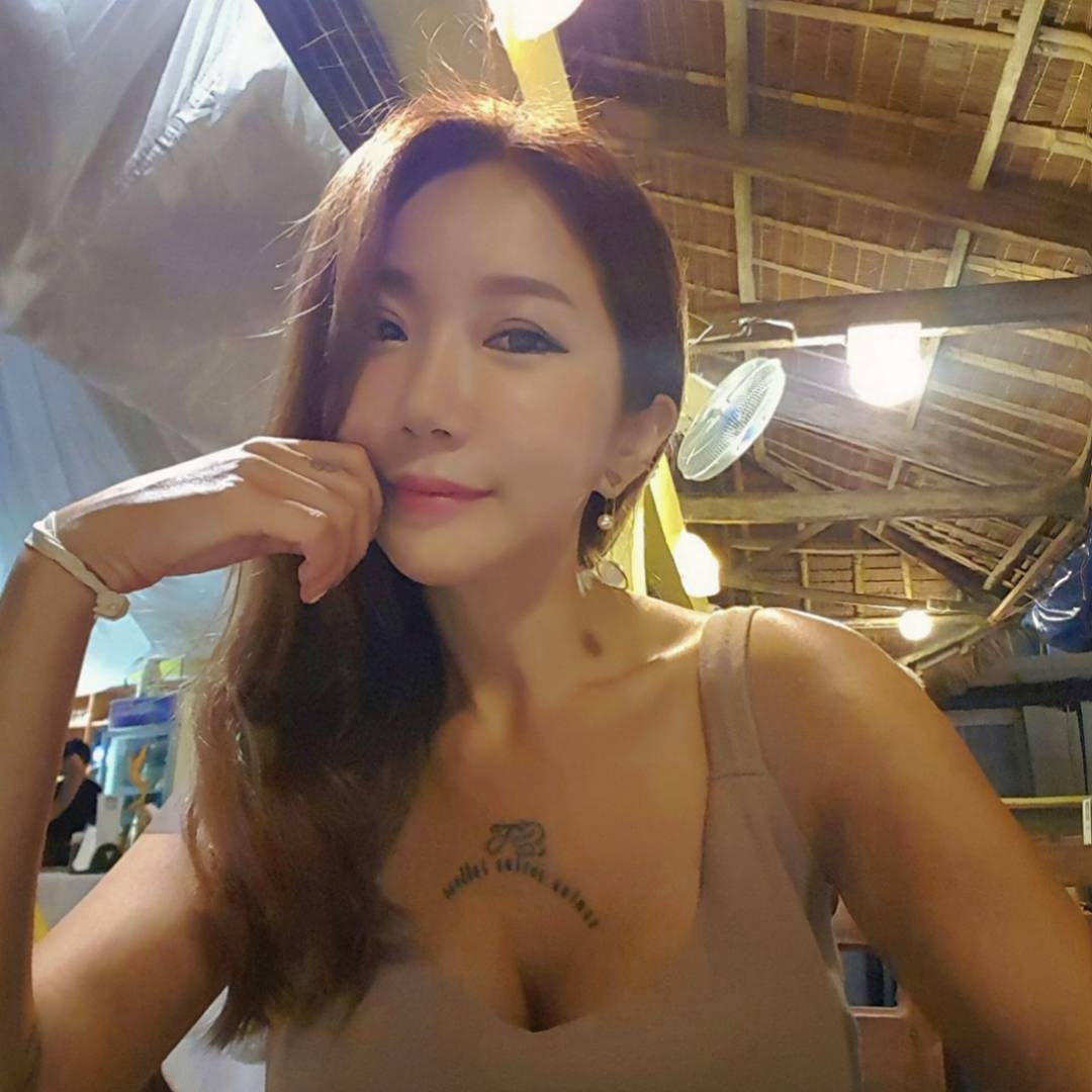 Lee Hyo Hee Big Boobs Bikini Picture and Photo