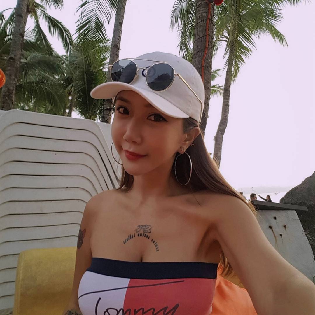 Lee Hyo Hee Big Boobs Bikini Picture and Photo