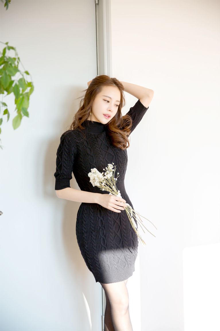 Kim Min Young Black Lace and Legs Picture and Photo 2