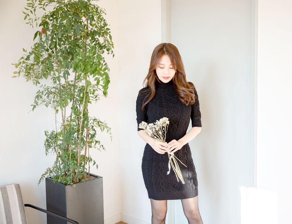 Kim Min Young Black Lace and Legs Picture and Photo 2