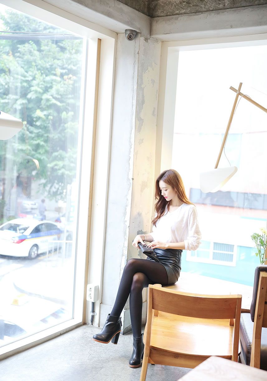 Son Yoon Joo Beautiful Legs Temperament Pure Picture and Photo