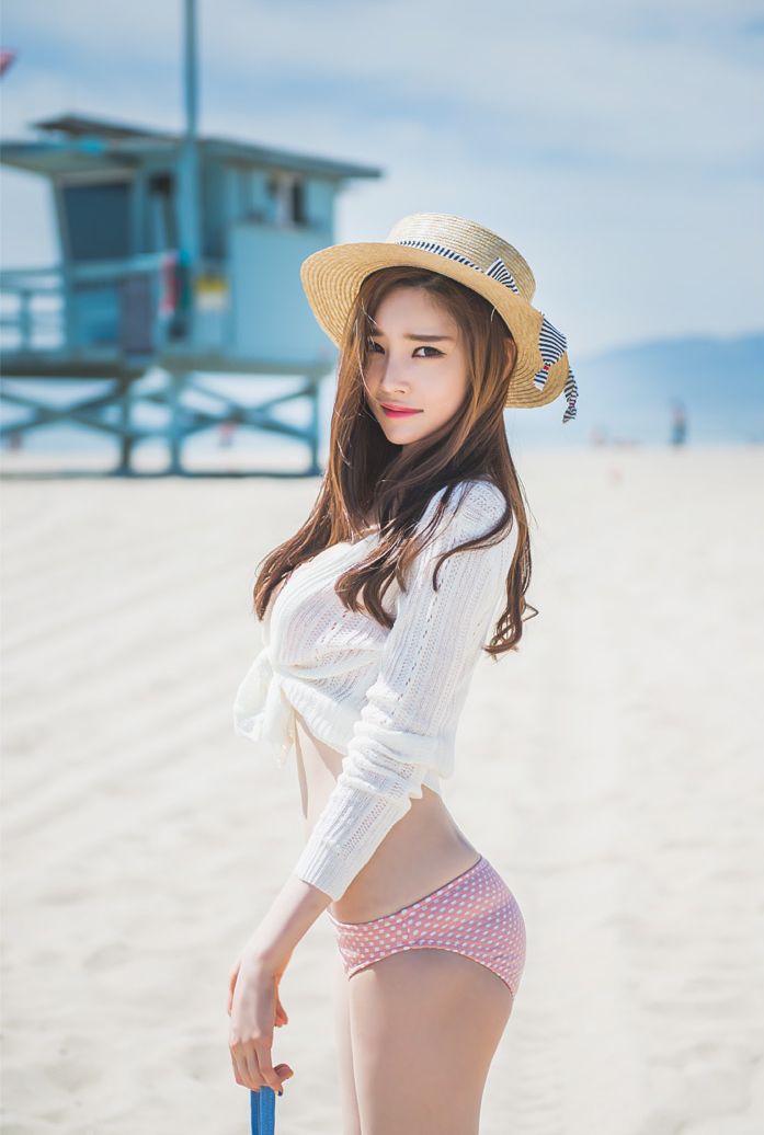 Park Jung Yoon 2016 Bikini and Swimwear Pictures 1