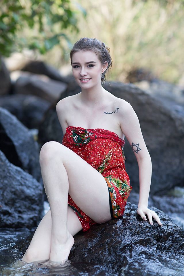 Jessie Vard Sexy Outdoor Picture and Photo