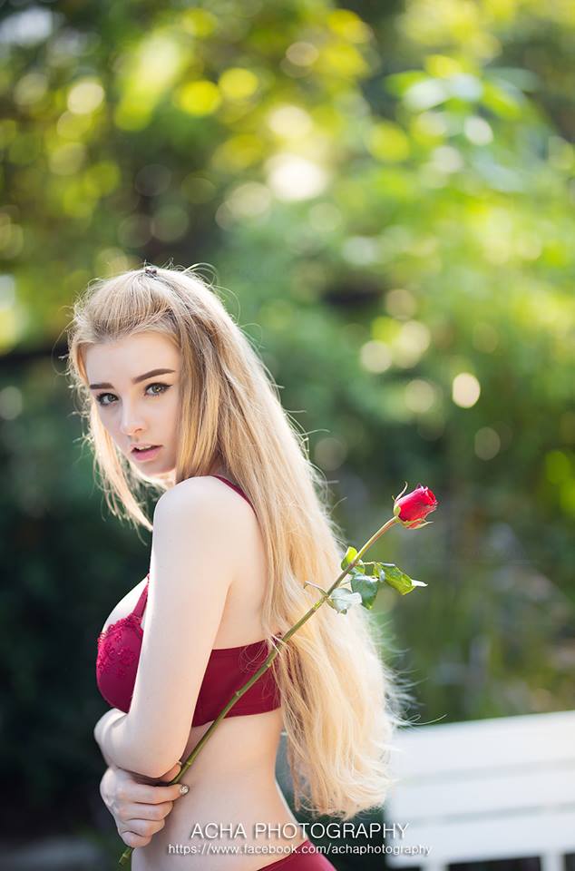 Jessie Vard Sexy Outdoor Picture and Photo