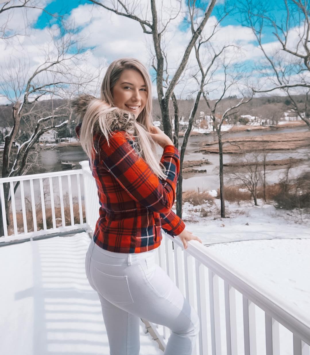 Noelle Foley Beautiful Legs Bikini Picture and Photo