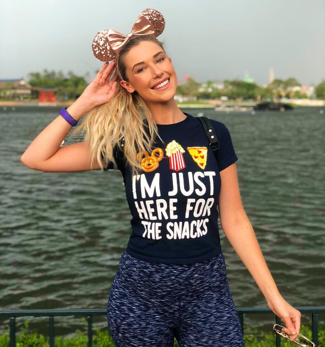 Noelle Foley Beautiful Legs Bikini Picture and Photo