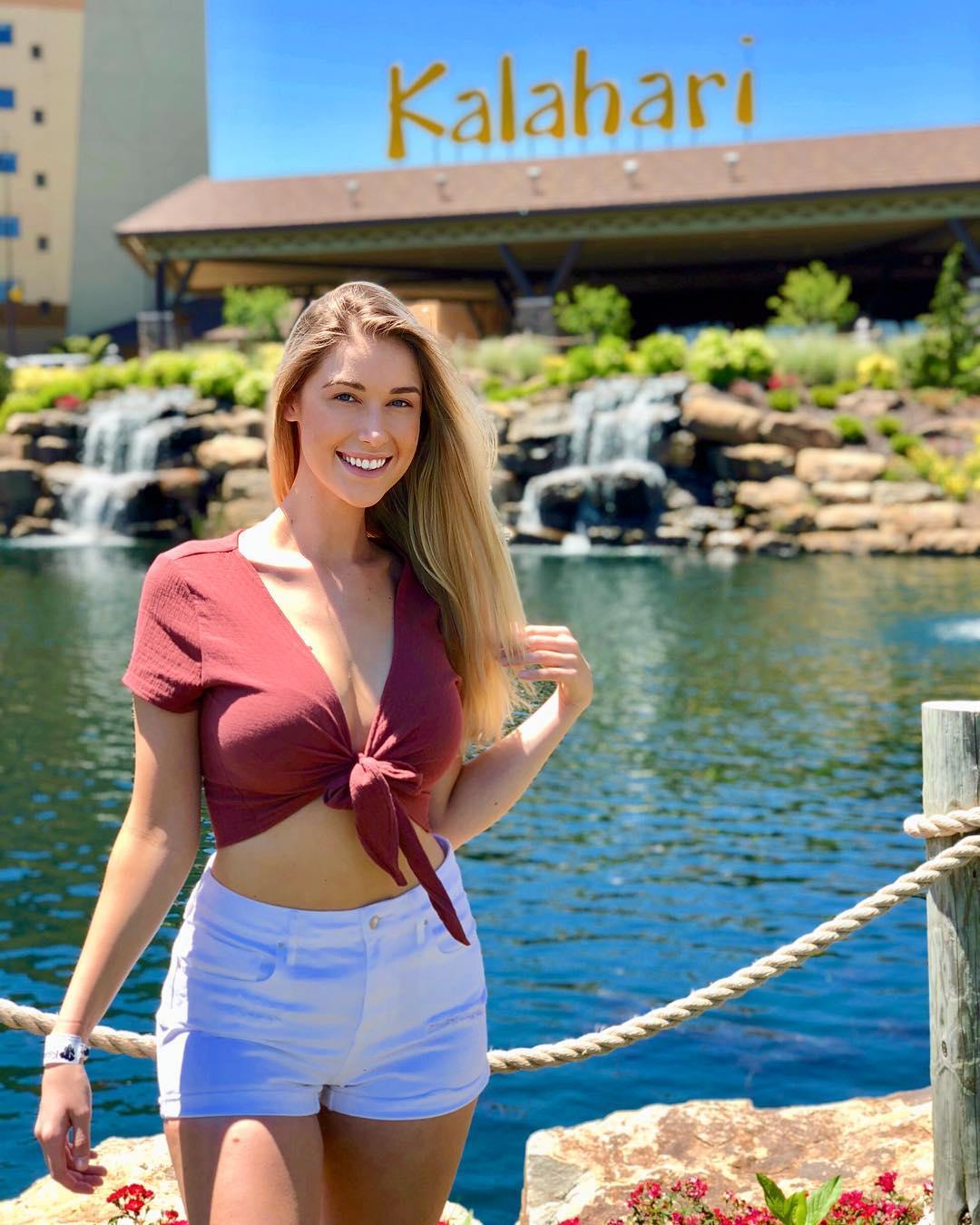 Noelle Foley Beautiful Legs Bikini Picture and Photo