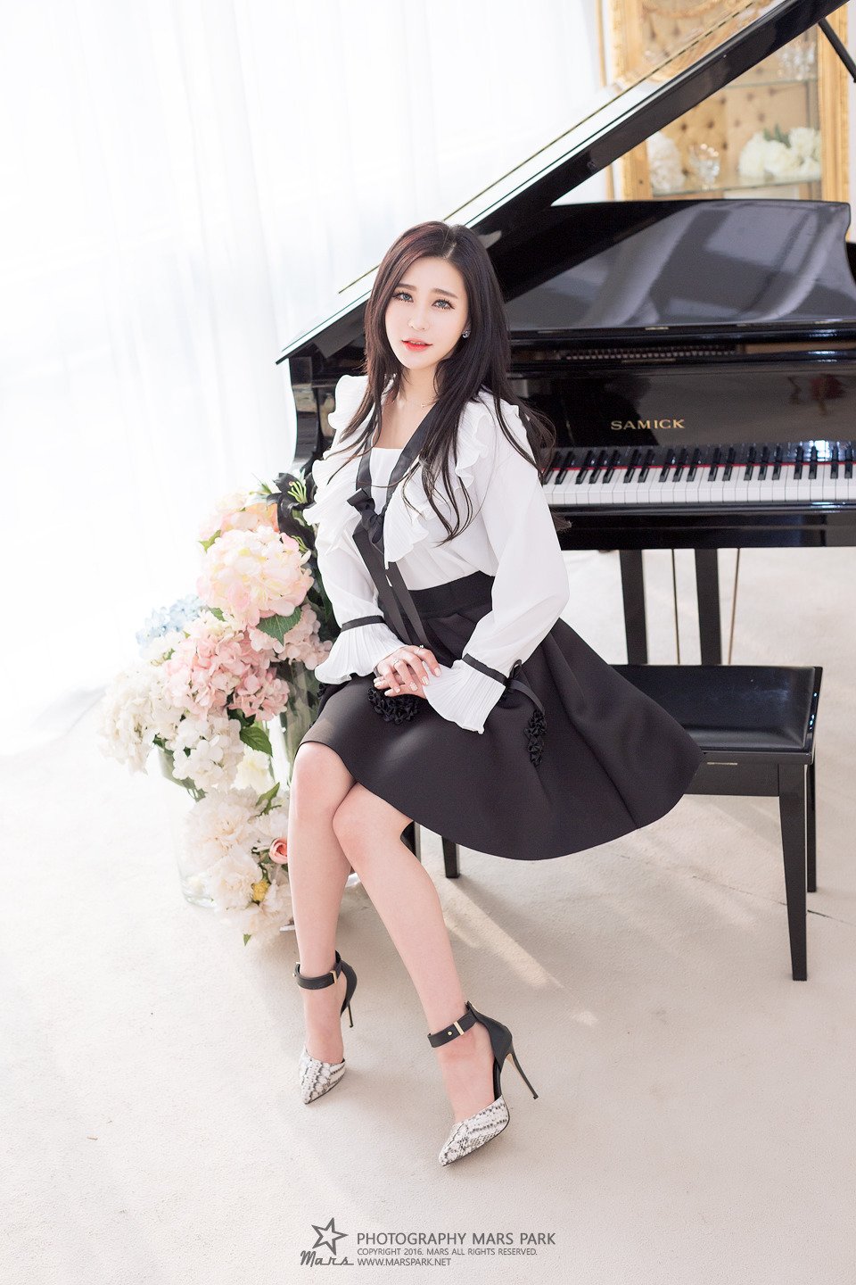 Park Soo Yu Beautiful Legs Temperament Picture and Photo