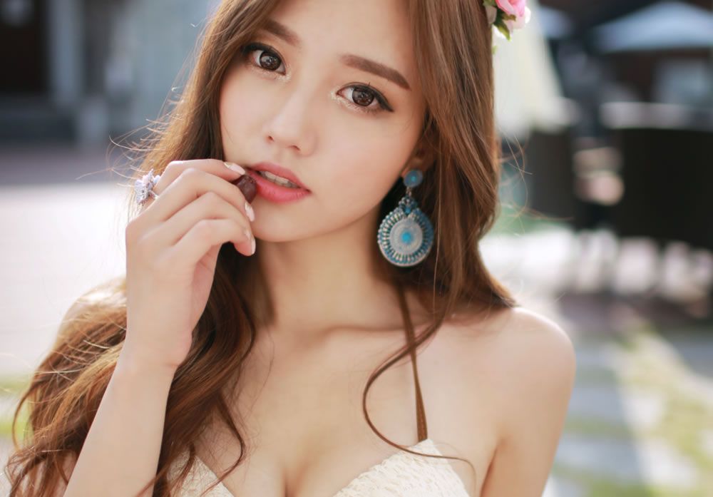 Son Yoon Joo 2014 Bikini Picture and Photo