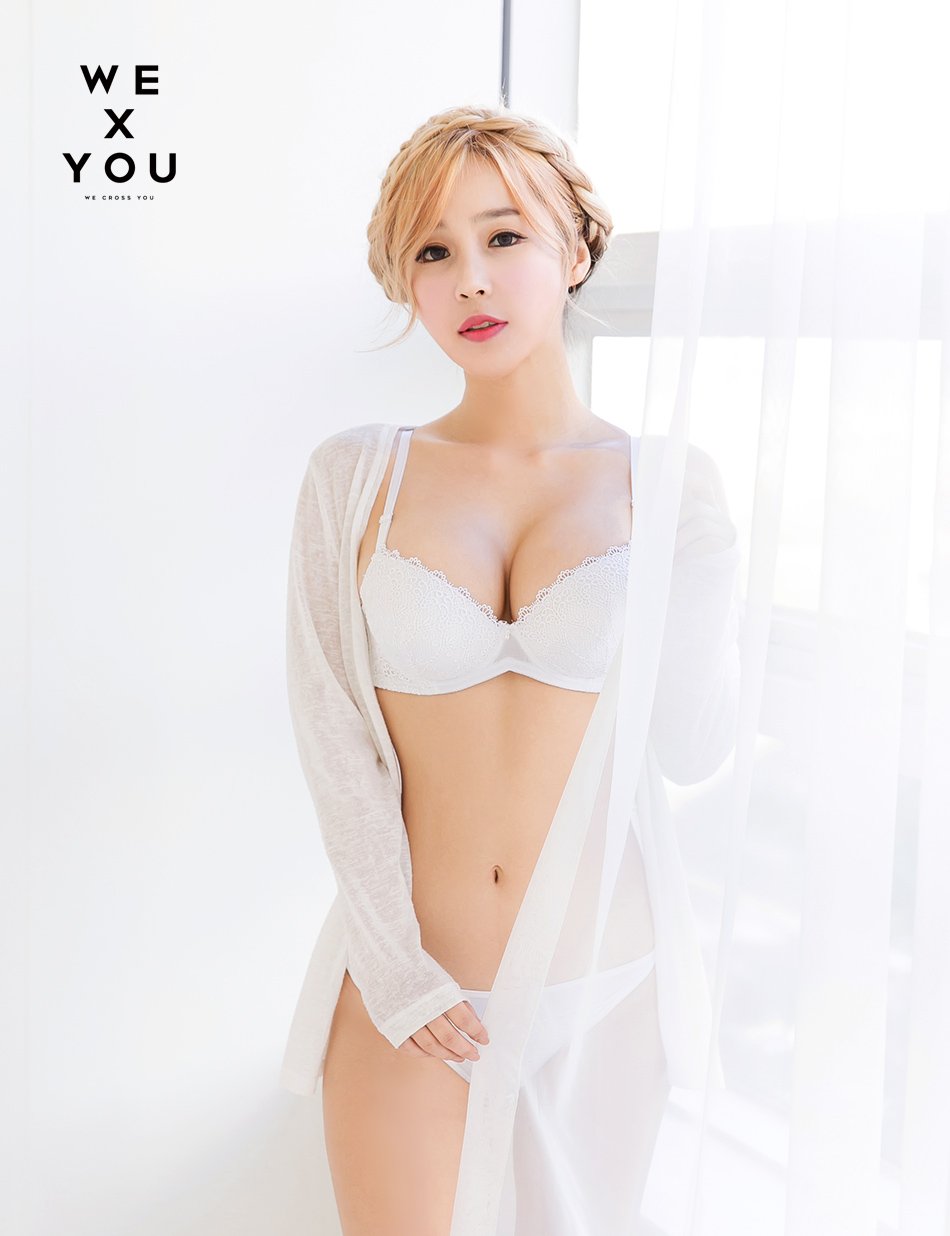 Lee Ji Na Racing Girl Hot Bra Picture and Photo