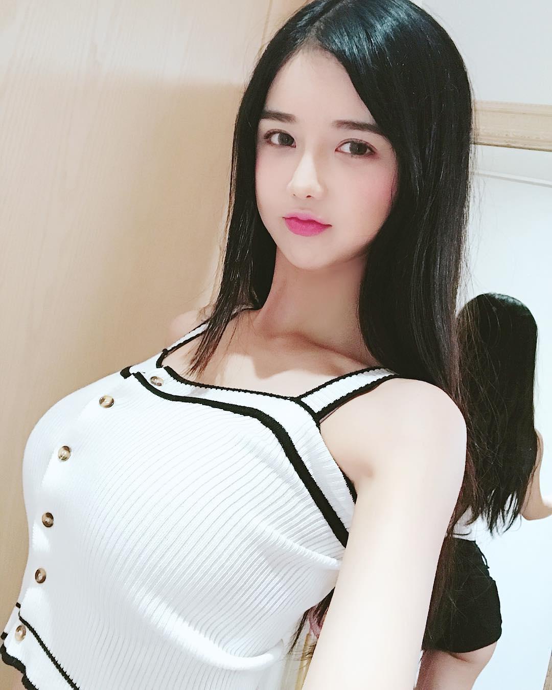 Lee Soo Bin 2017 Huge Boobs Sexy Picture and Photo