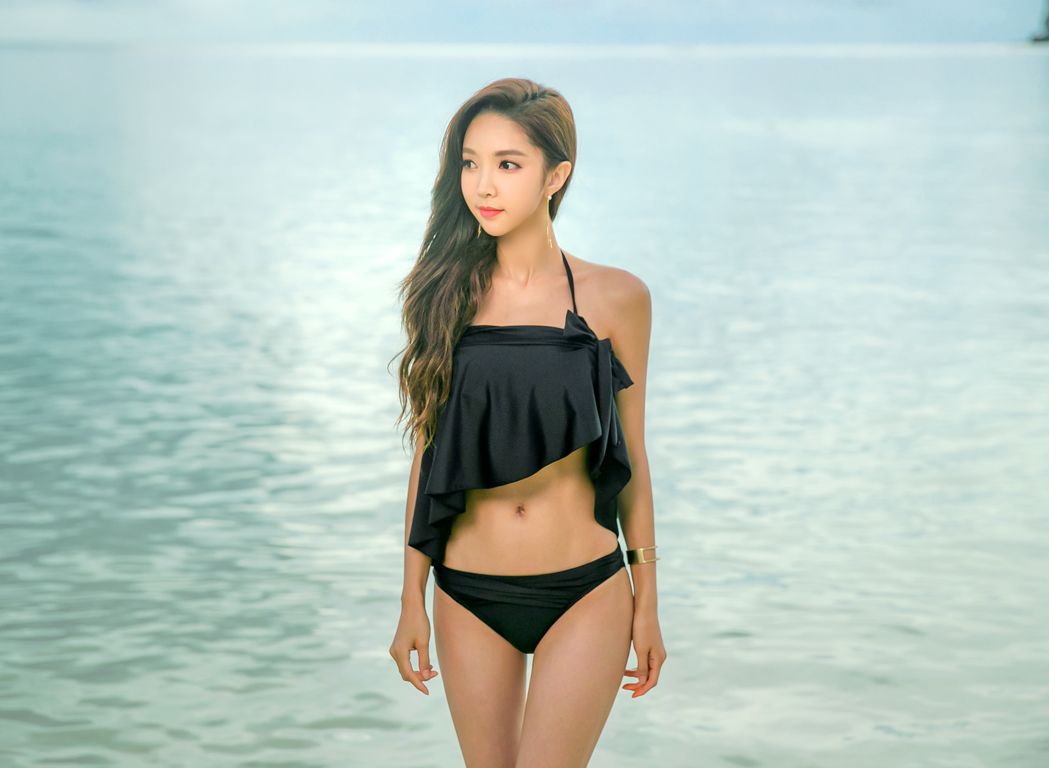 Park Soo Yeon 2017 Bikini Picture and Photo 5