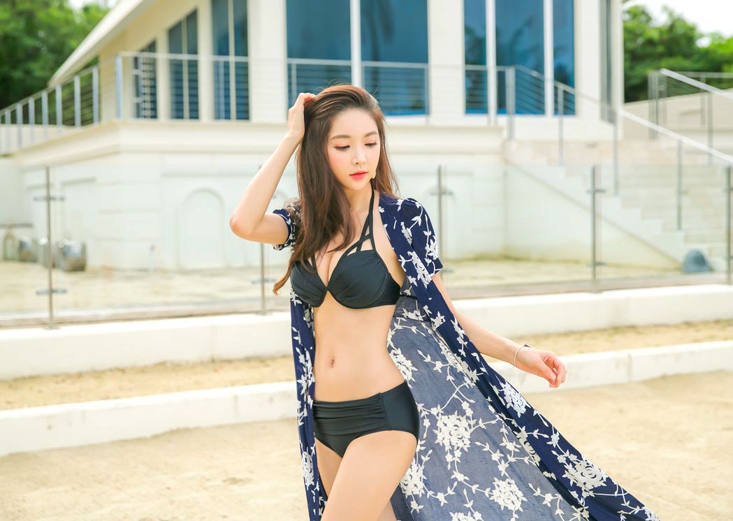 Park Soo Yeon 2017 Bikini Picture and Photo 5