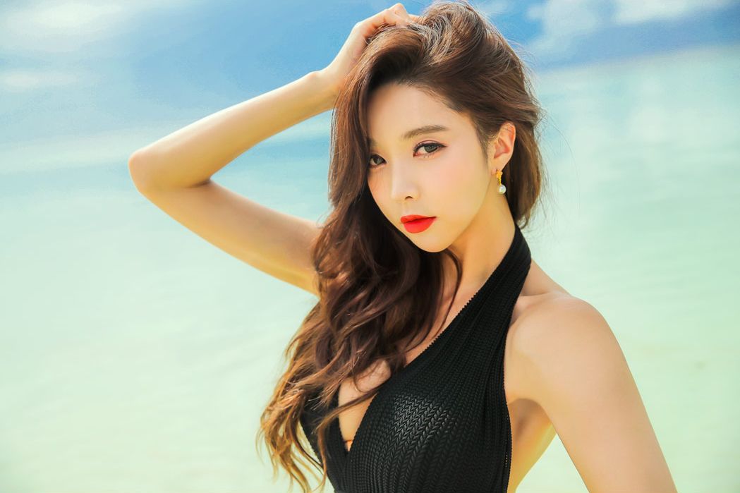 Park Soo Yeon 2017 Bikini Picture and Photo 1