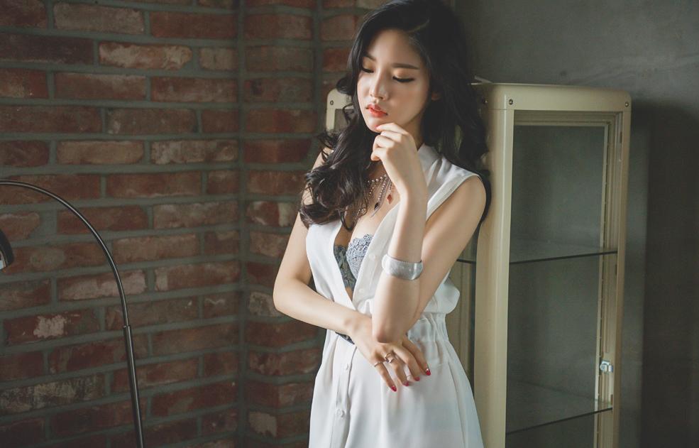 Park Jung Yoon Casual Clothes and Wedding Dress Picture