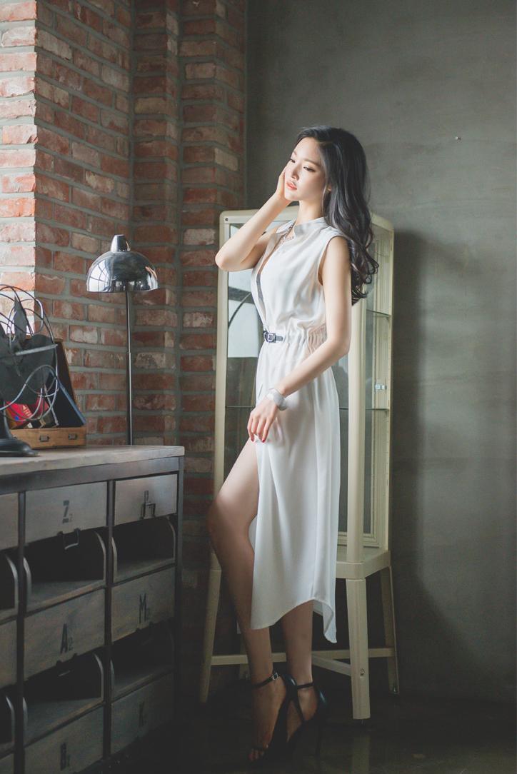 Park Jung Yoon Casual Clothes and Wedding Dress Picture