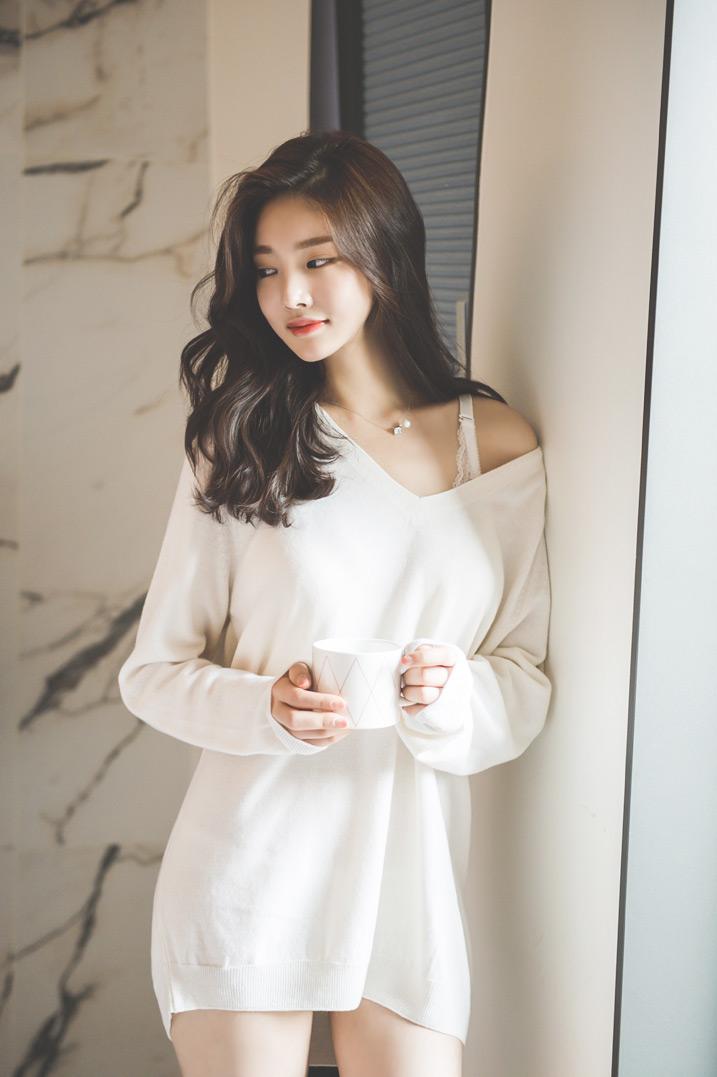 Park Jung Yoon Casual Clothes and Wedding Dress Picture