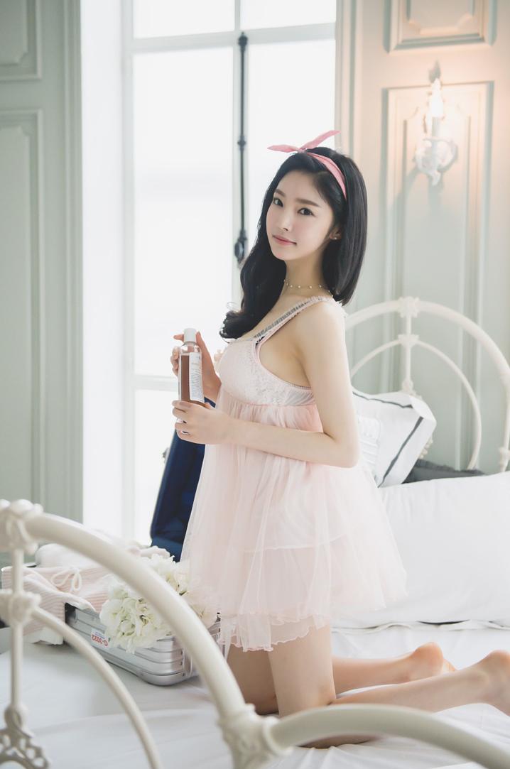 Park Jung Yoon Casual Clothes and Wedding Dress Picture