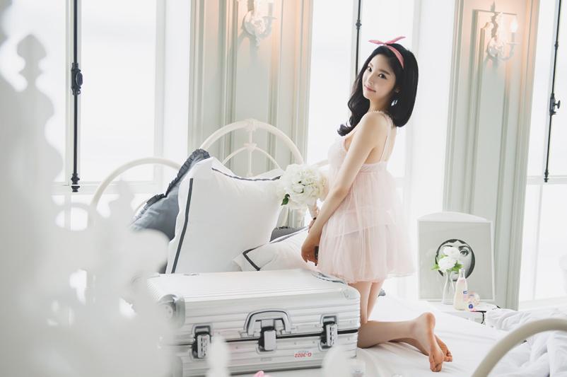 Park Jung Yoon Casual Clothes and Wedding Dress Picture