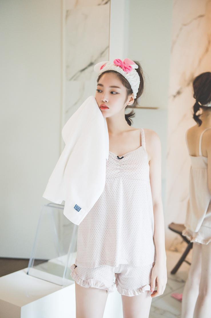 Park Jung Yoon Casual Clothes and Wedding Dress Picture