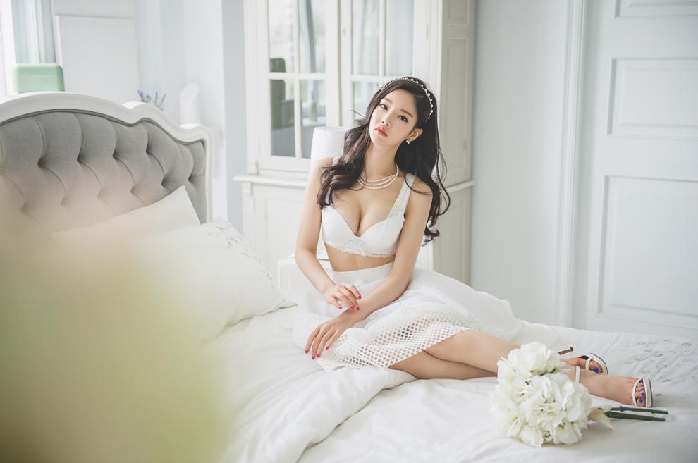 Park Jung Yoon Casual Clothes and Wedding Dress Picture