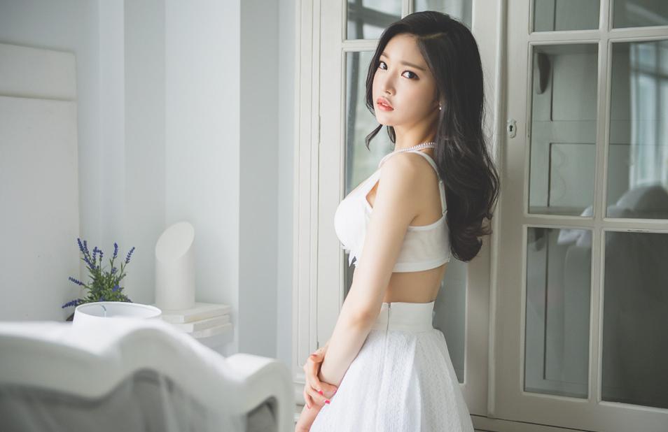 Park Jung Yoon Casual Clothes and Wedding Dress Picture