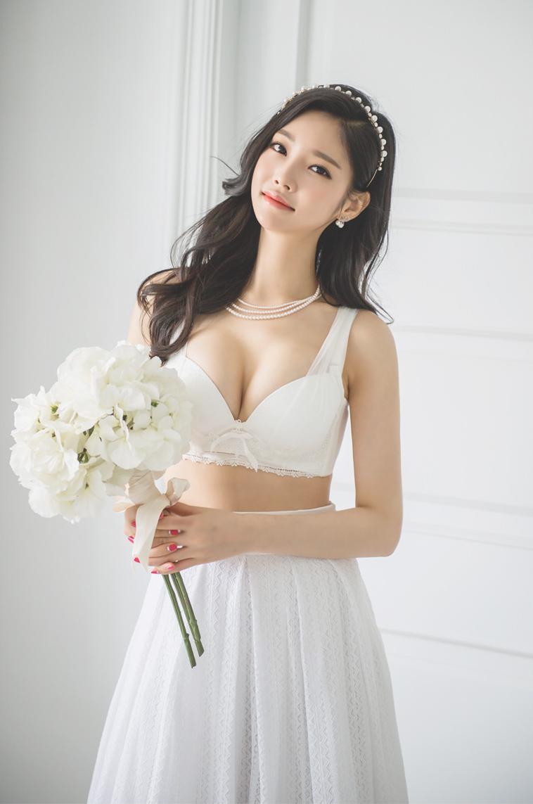 Park Jung Yoon Casual Clothes and Wedding Dress Picture