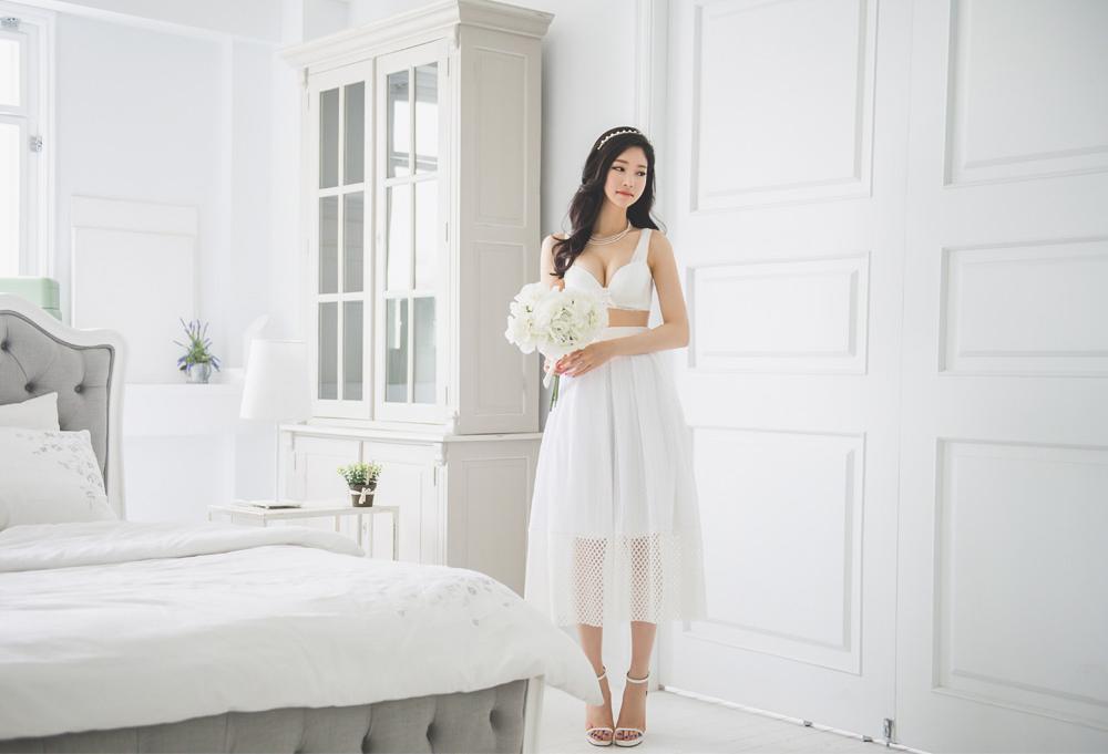 Park Jung Yoon Casual Clothes and Wedding Dress Picture