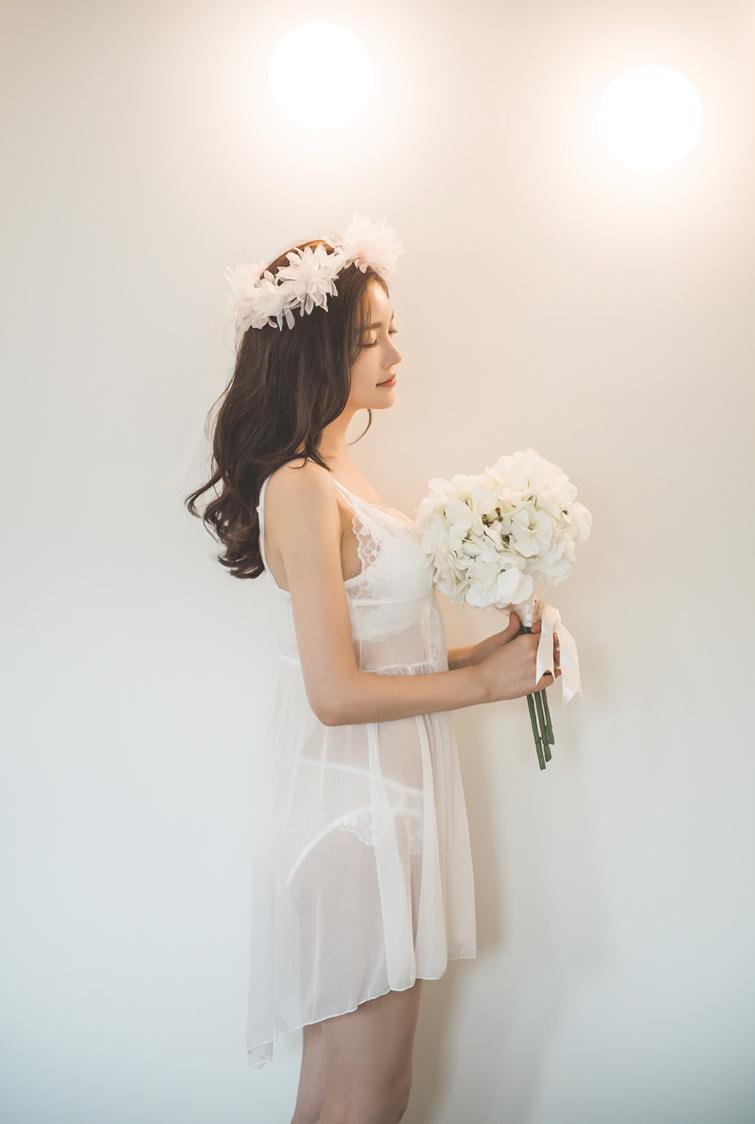 Park Jung Yoon Casual Clothes and Wedding Dress Picture