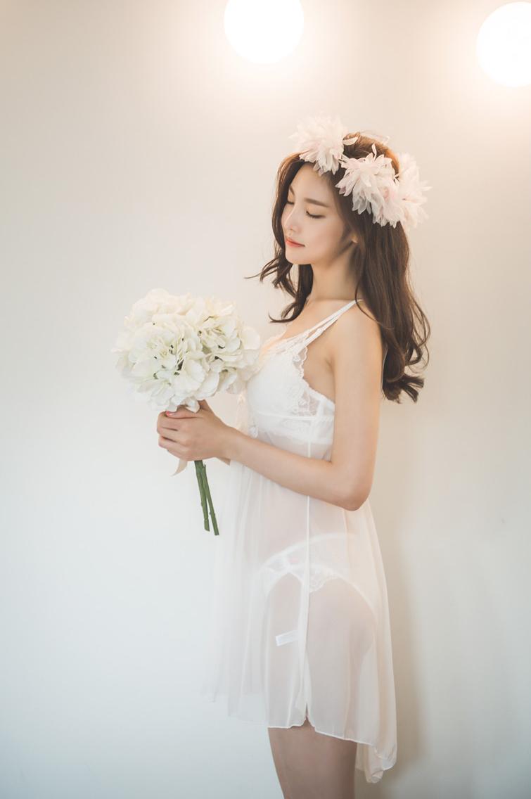 Park Jung Yoon Casual Clothes and Wedding Dress Picture