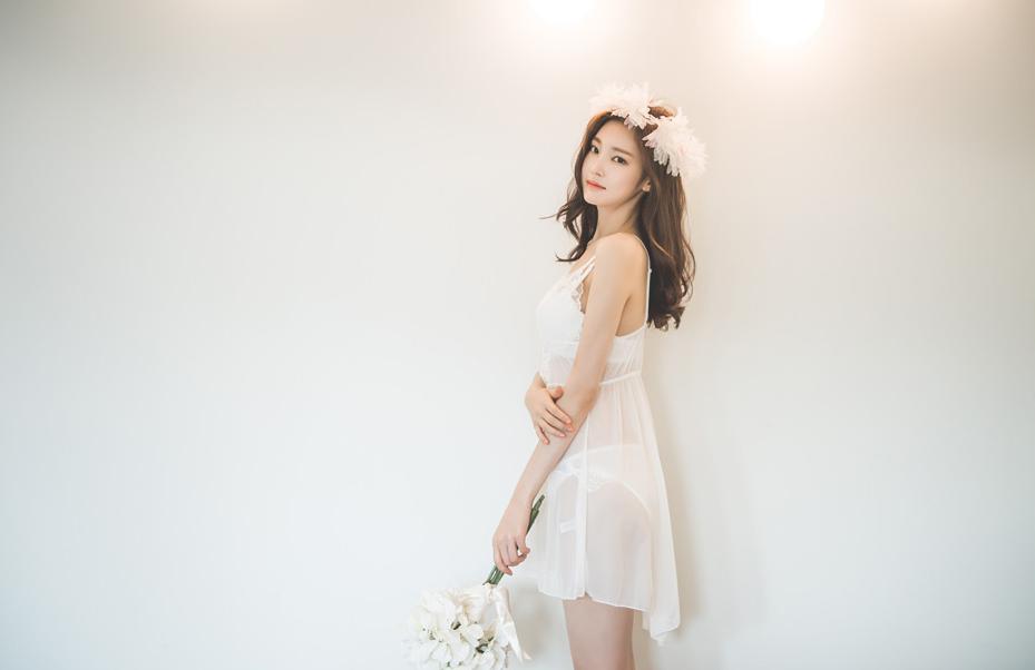 Park Jung Yoon Casual Clothes and Wedding Dress Picture