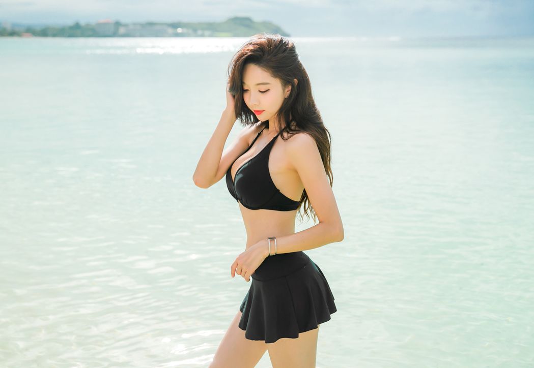 Park Soo Yeon 2017 Bikini Picture and Photo 4