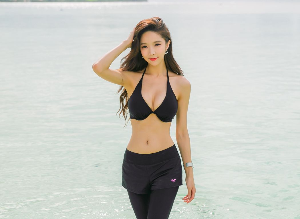 Park Soo Yeon 2017 Bikini Picture and Photo 4